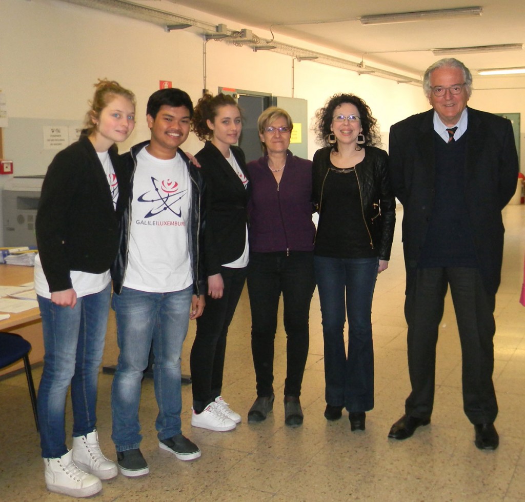 Foto-gruppo-con-ragazzi-e-altra-prof.